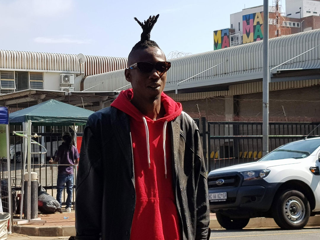 Een mannelijk model op de straten van Johannesburg